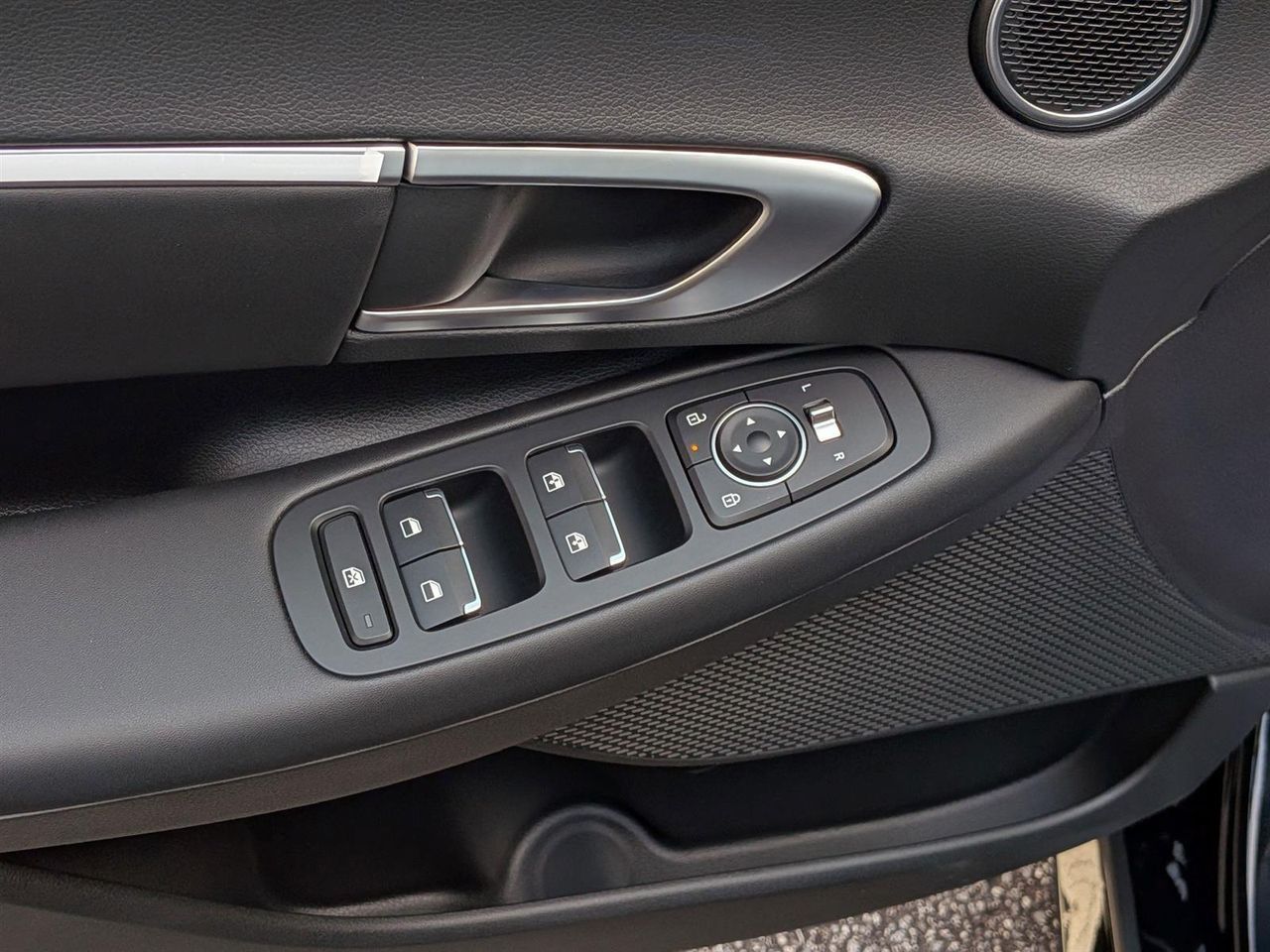 2025 Hyundai Sonata SEL photo 12