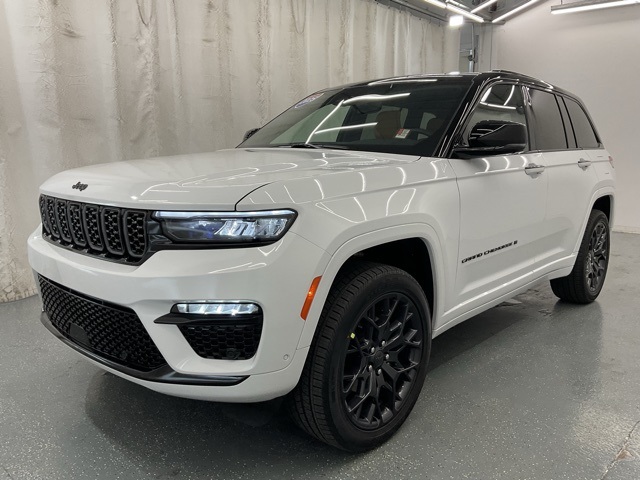 2025 Jeep Grand Cherokee Summit photo 4