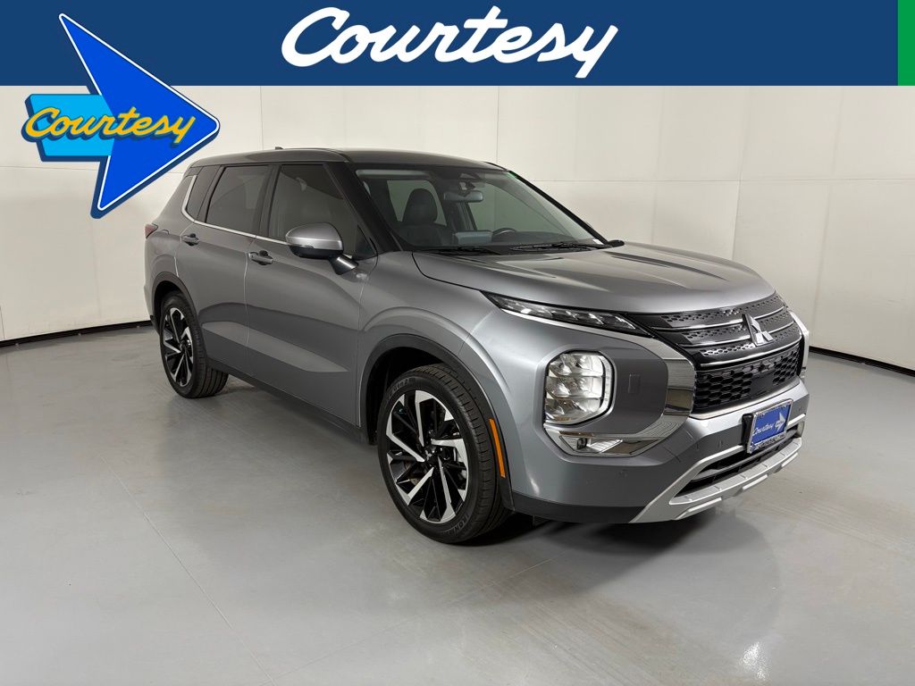 2024 Mitsubishi Outlander SE's photo