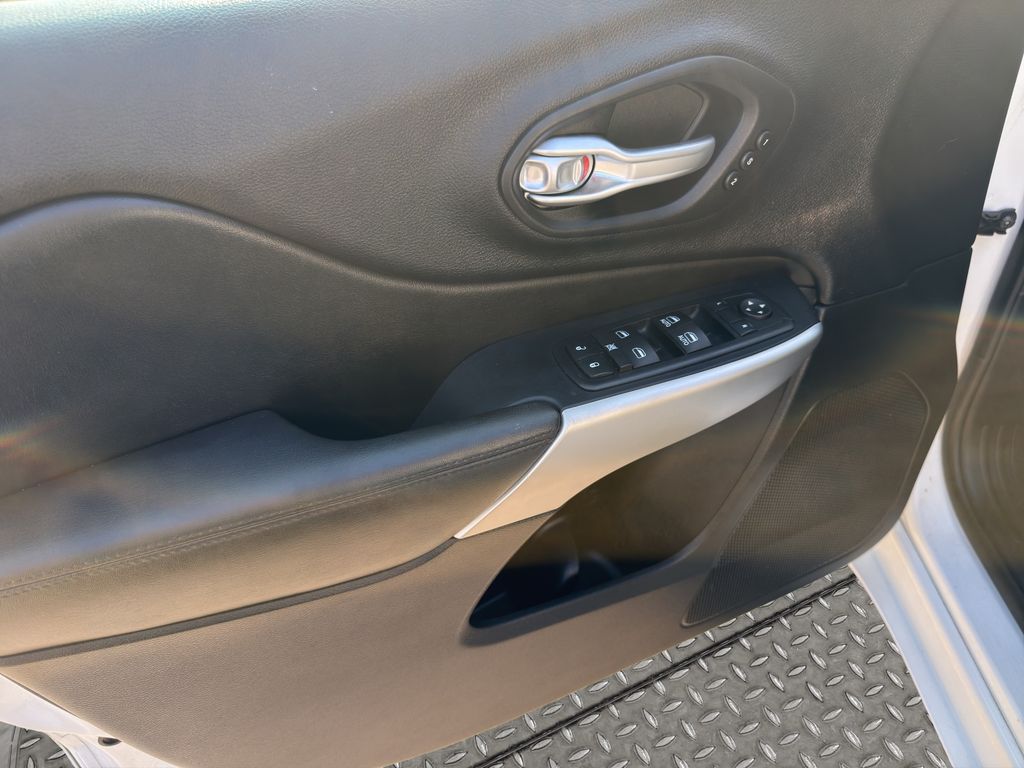 2016 Jeep Cherokee Overland photo 13
