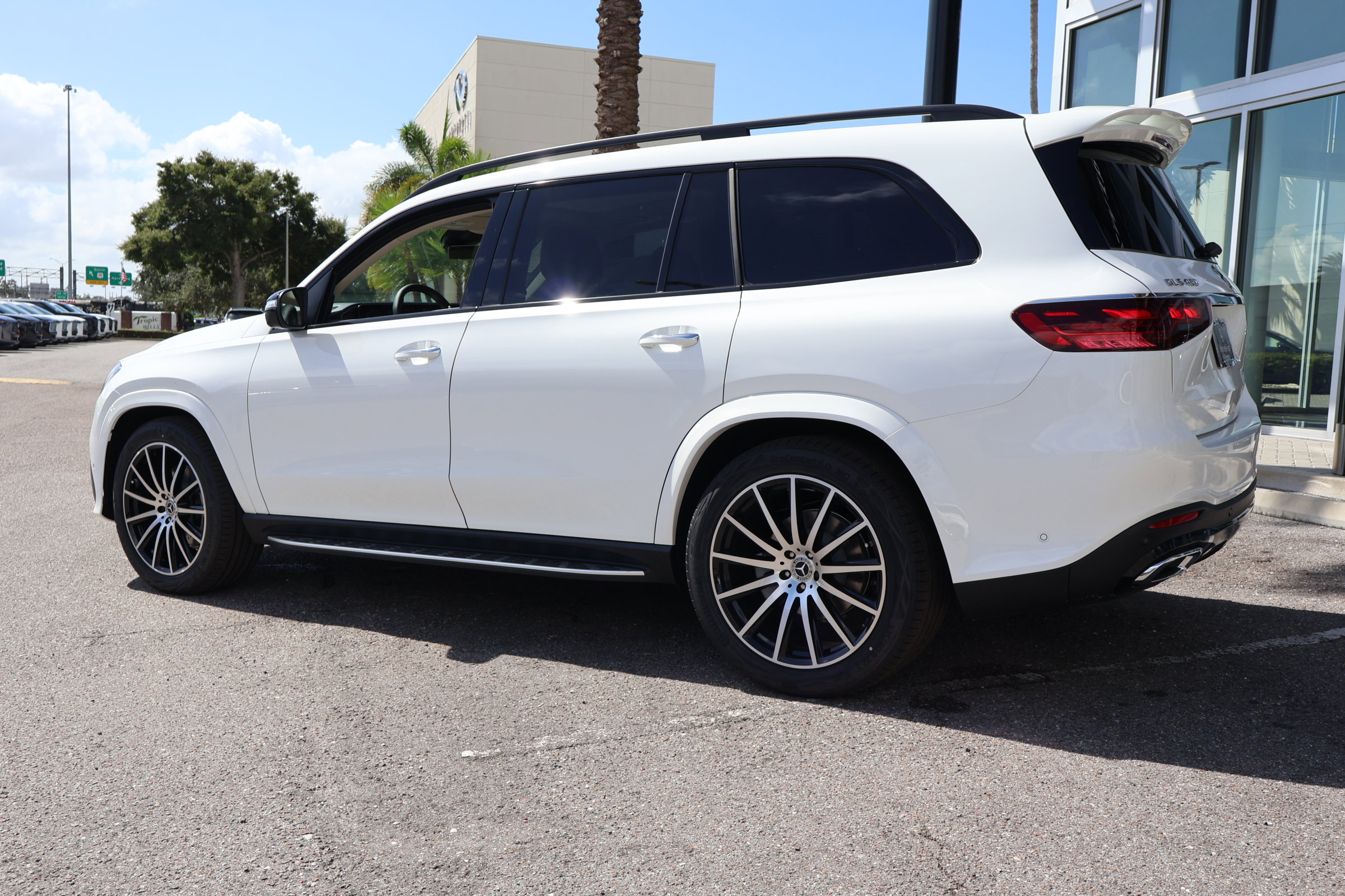 2026 Mercedes Benz GLS 450 4MATIC photo 4