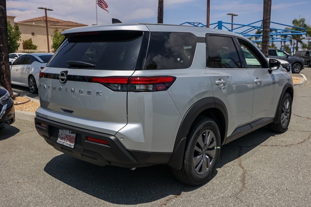 2025 Nissan Pathfinder S photo 4