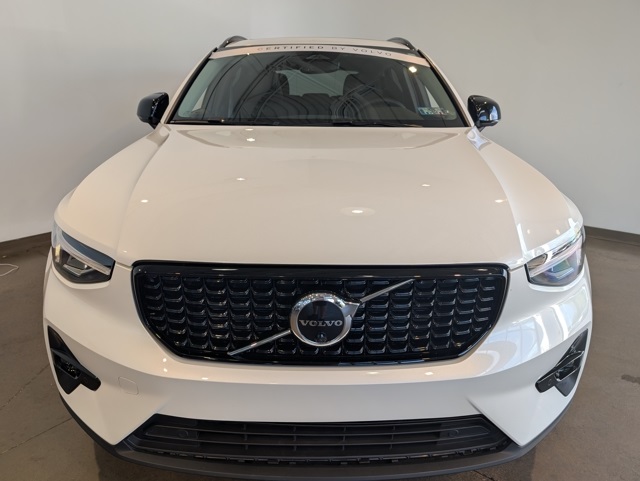 2023 Volvo XC40 Plus photo 2