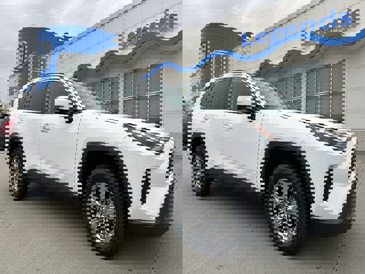 2024 Toyota RAV4 XLE's photo