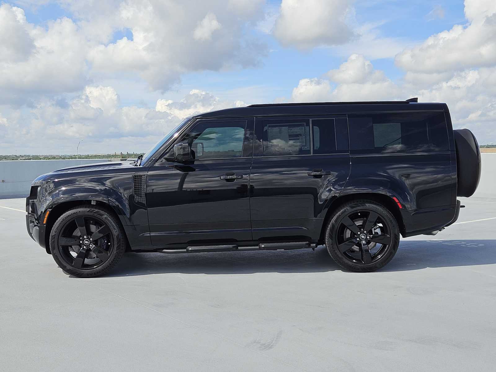 2025 Land Rover Defender 130 X-Dynamic SE photo 4