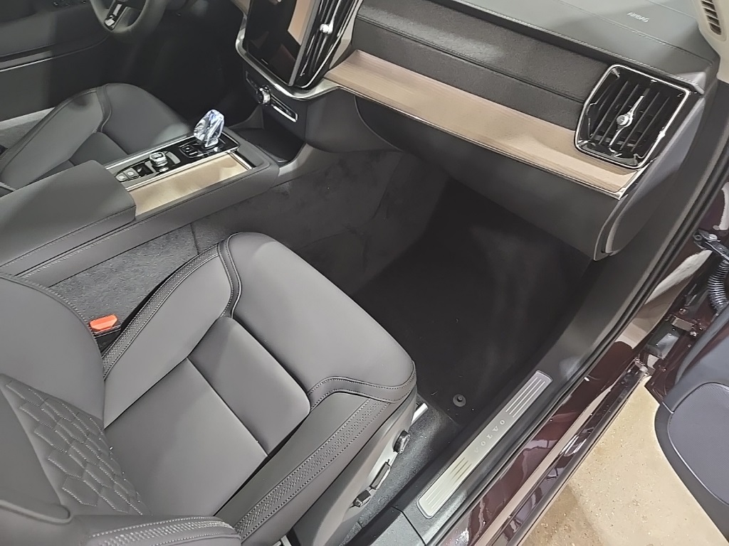 2026 Volvo XC90 Plus photo 22