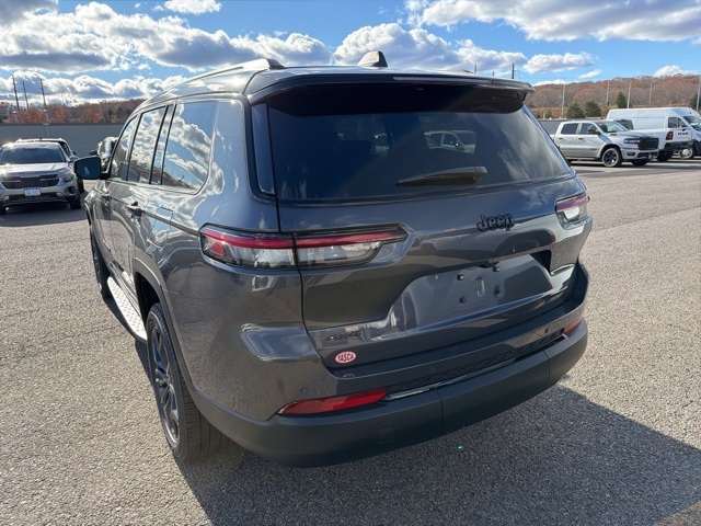 2025 Jeep Grand Cherokee Limited photo 2