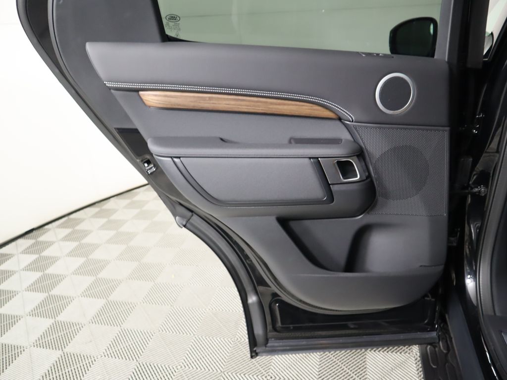 2025 Land Rover Discovery SE photo 24