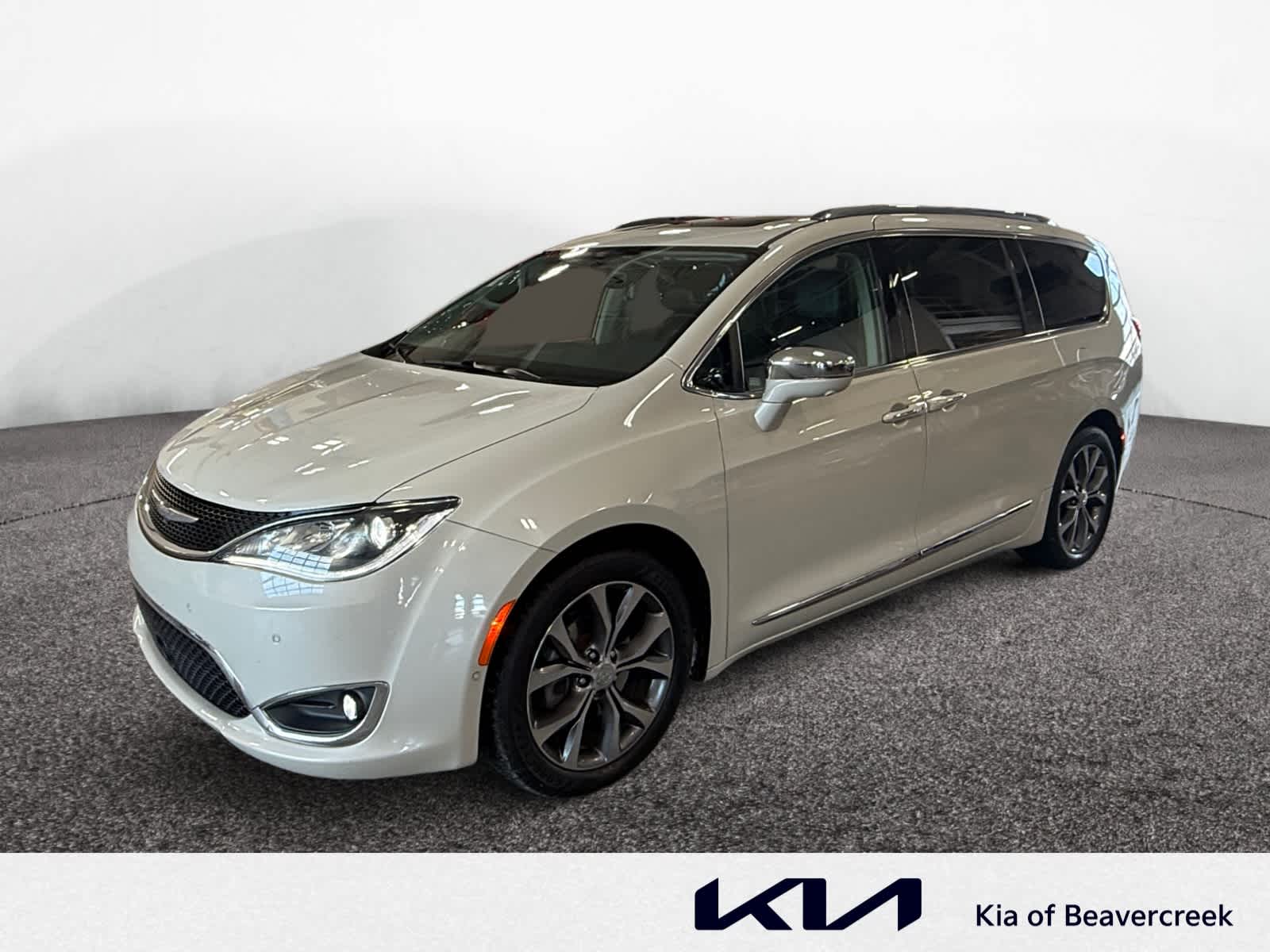 2017 Chrysler Pacifica Limited's photo
