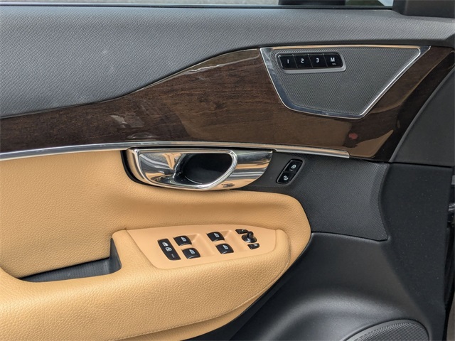 2016 Volvo XC90 T6 Momentum photo 20
