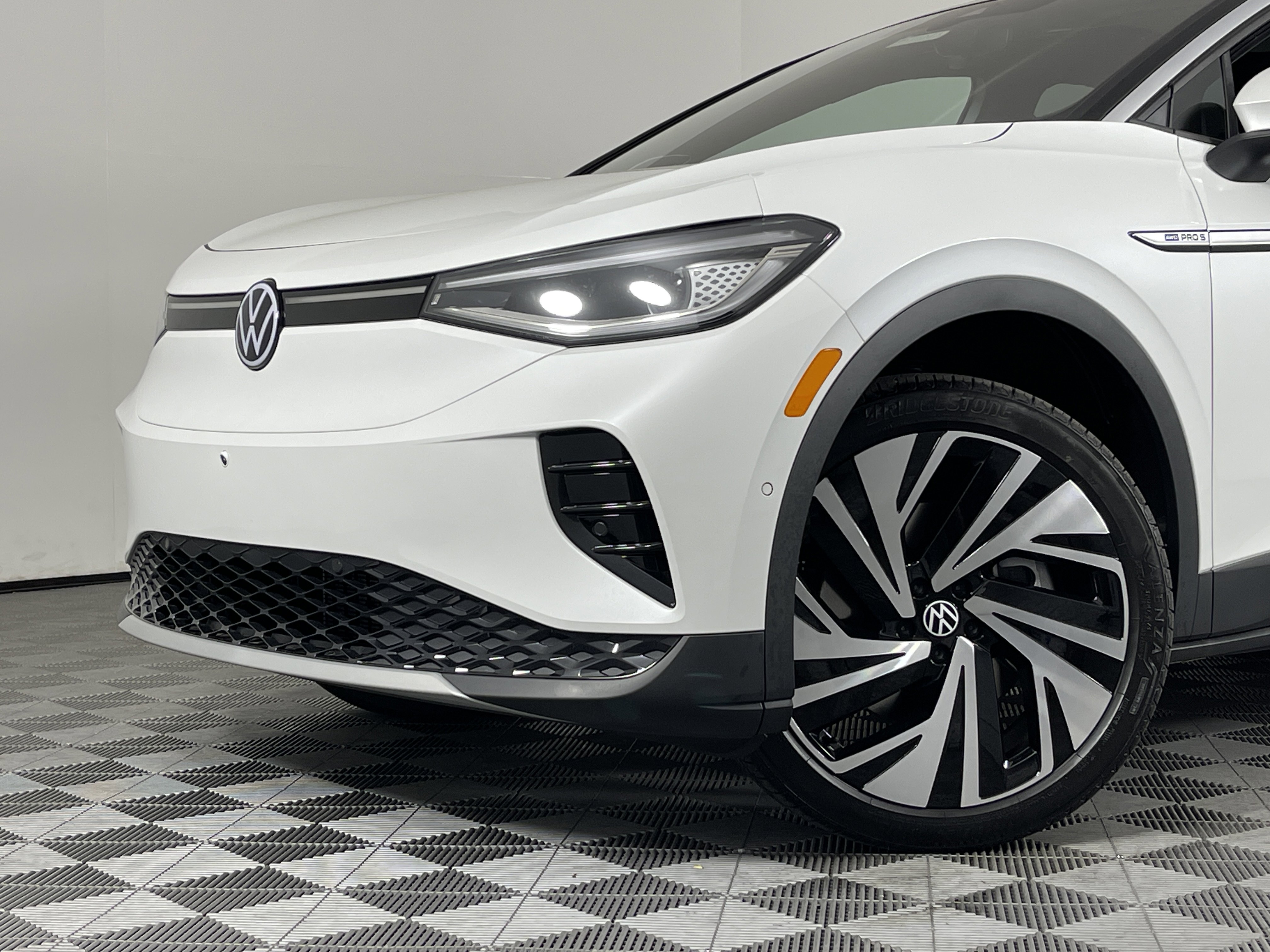 2025 Volkswagen ID.4 Pro Plus photo 2