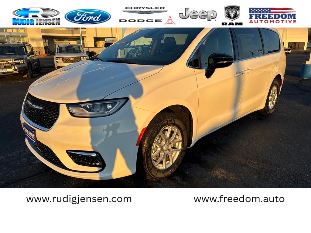 2026 Chrysler Pacifica Select's photo