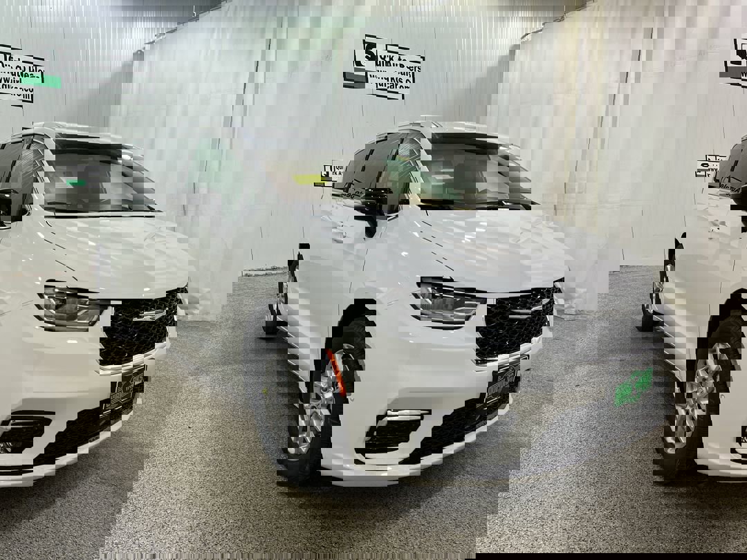 2026 Chrysler Pacifica Select's photo