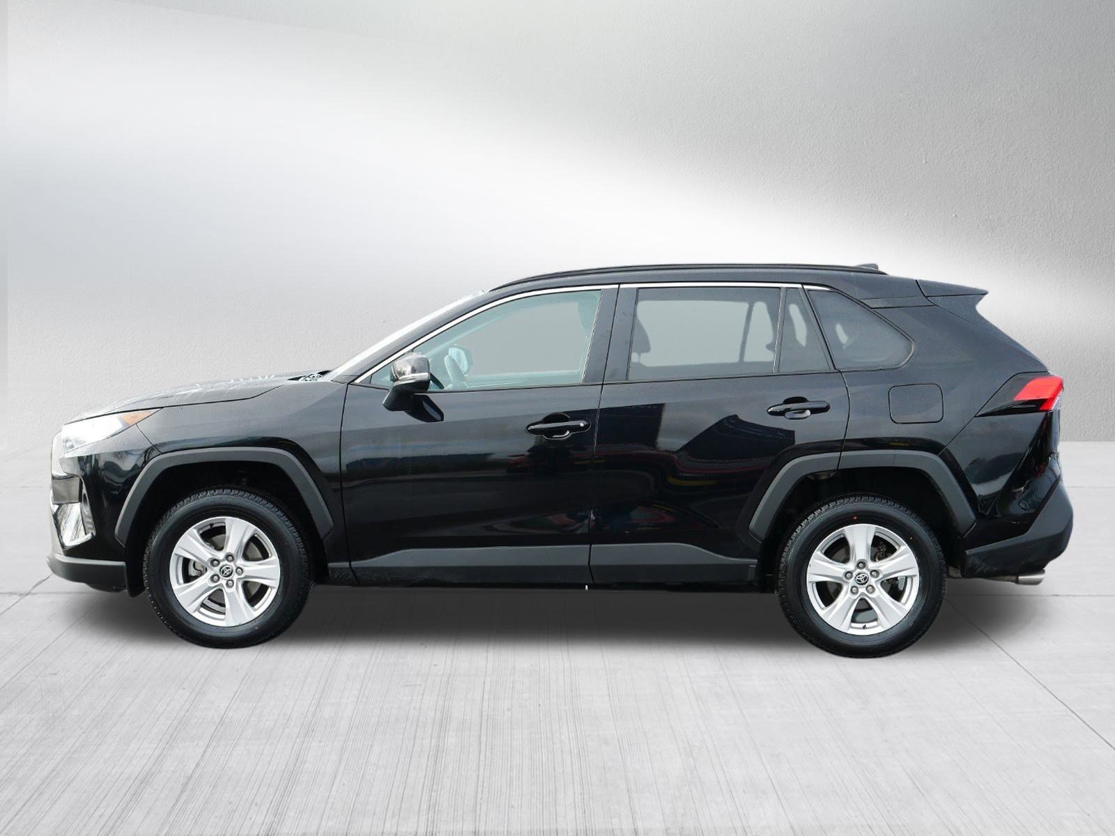 2021 Toyota RAV4 XLE photo 3