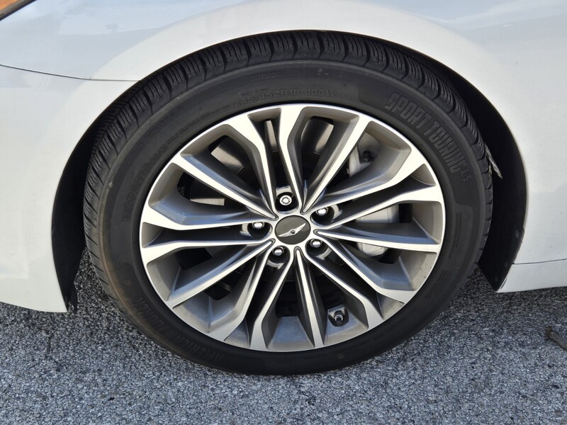 2015 Hyundai Genesis 3.8 RWD photo 2