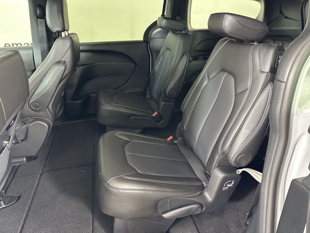 2025 Chrysler Pacifica photo 14