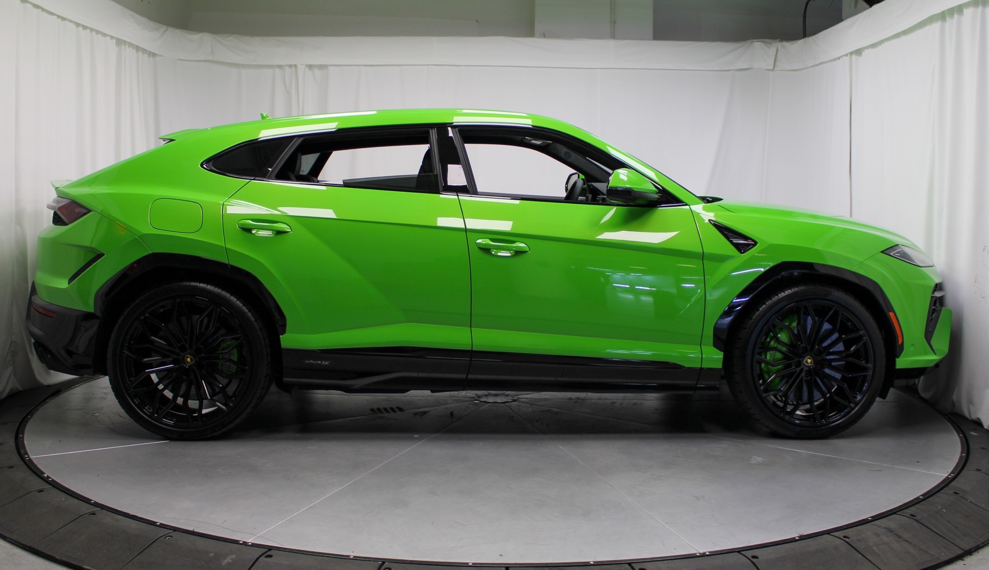 2025 Lamborghini Urus SE photo 6
