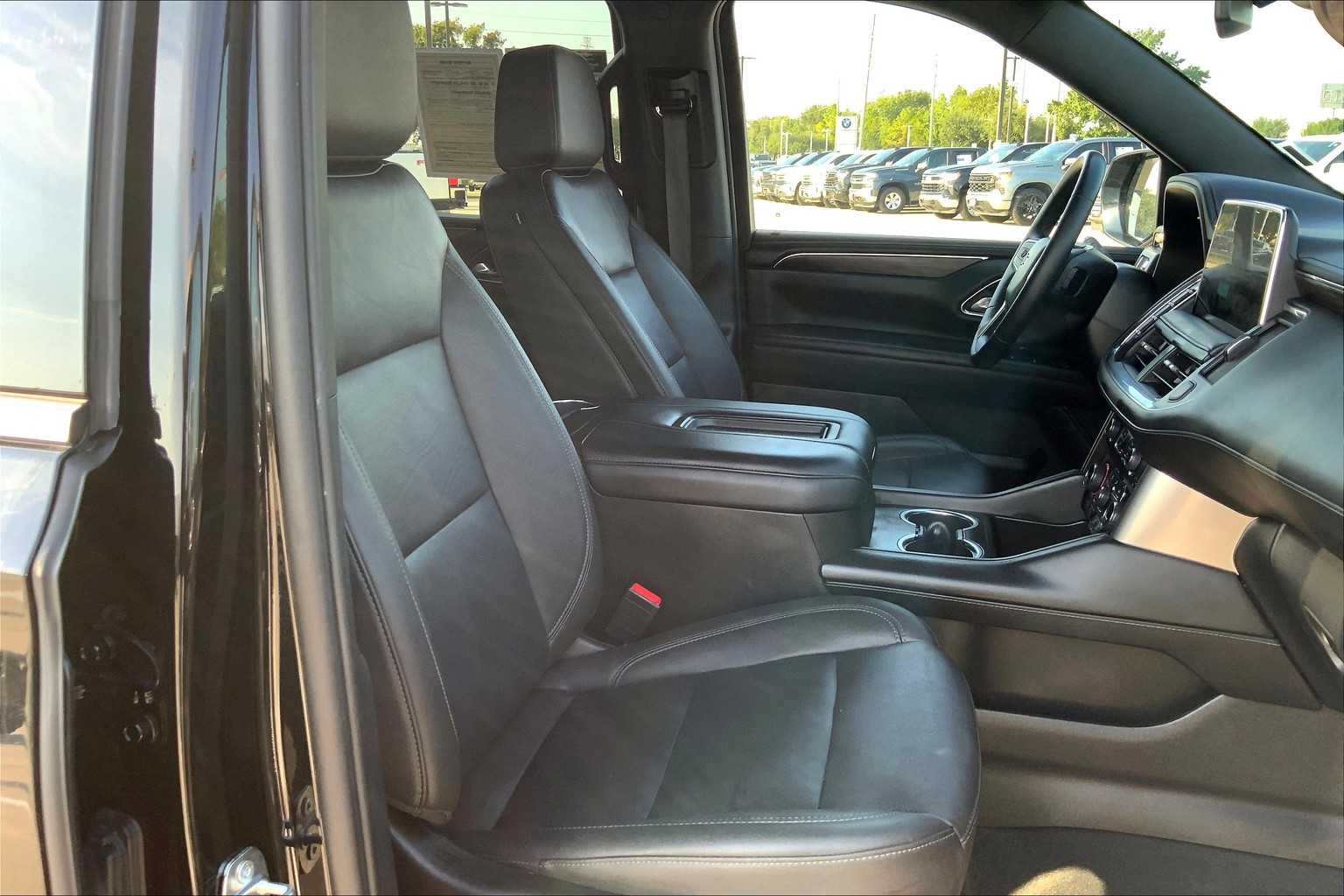 2024 Chevrolet Suburban LT photo 8