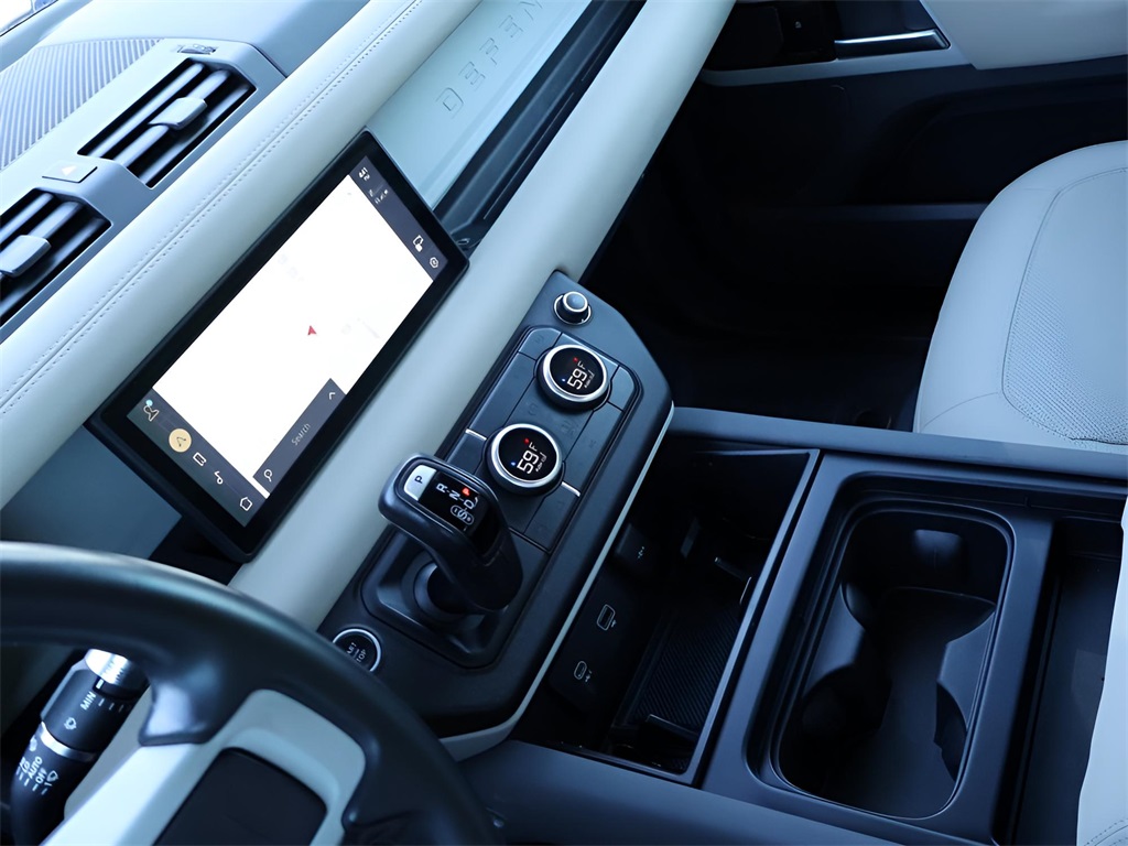 2022 Land Rover Defender 110 SE photo 14