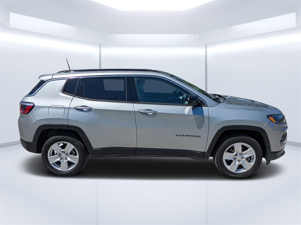 2022 Jeep Compass Latitude photo 2