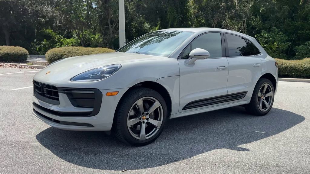 2024 Porsche Macan Base photo 4