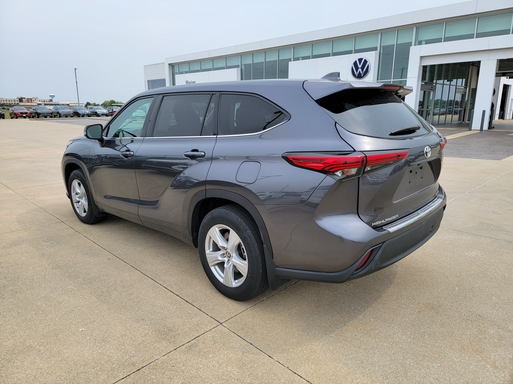 2021 Toyota Highlander LE photo 4