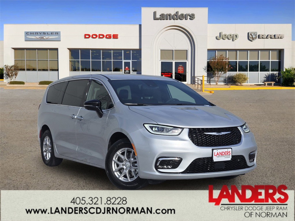 2026 Chrysler Pacifica Select's photo