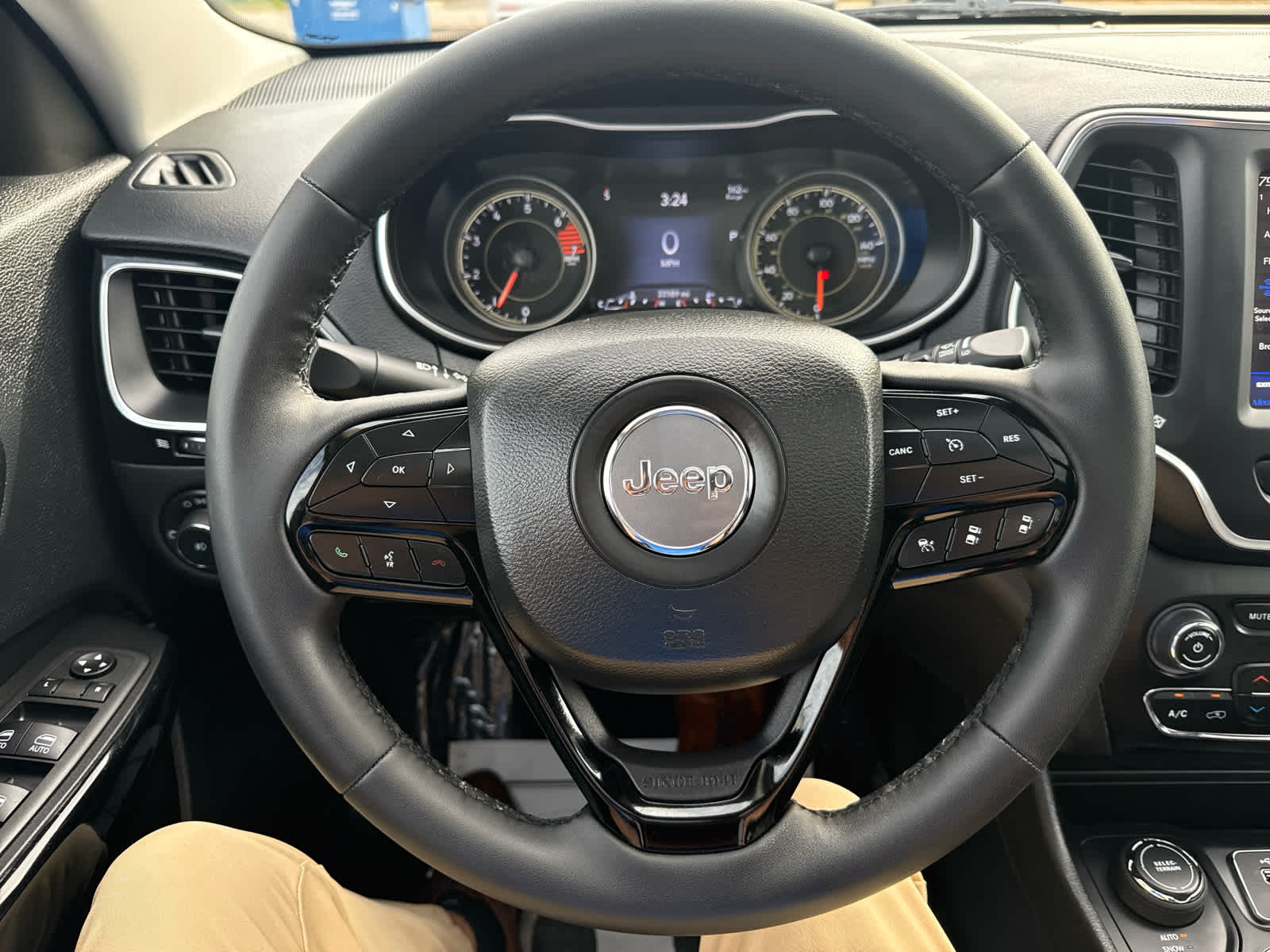 2023 Jeep Cherokee Altitude Lux photo 16