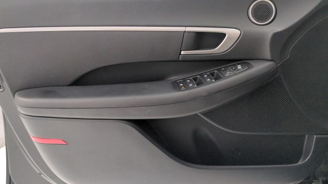 Used 2022  Hyundai SE image 25