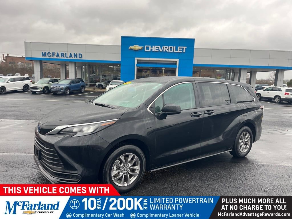 2024 Toyota Sienna LE's photo