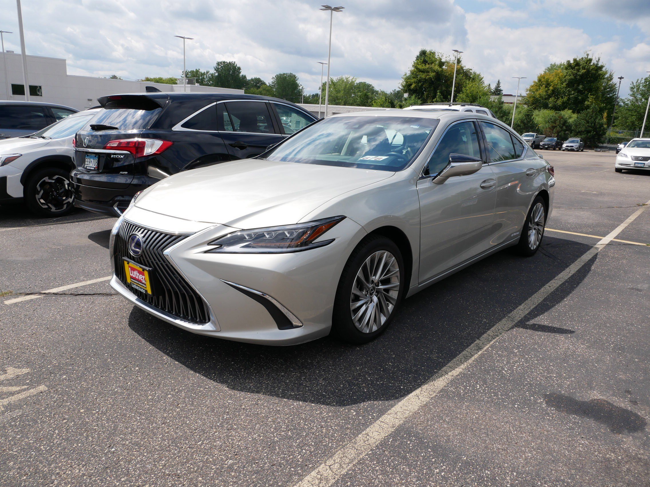 2020 Lexus ES 300h Luxury photo 3
