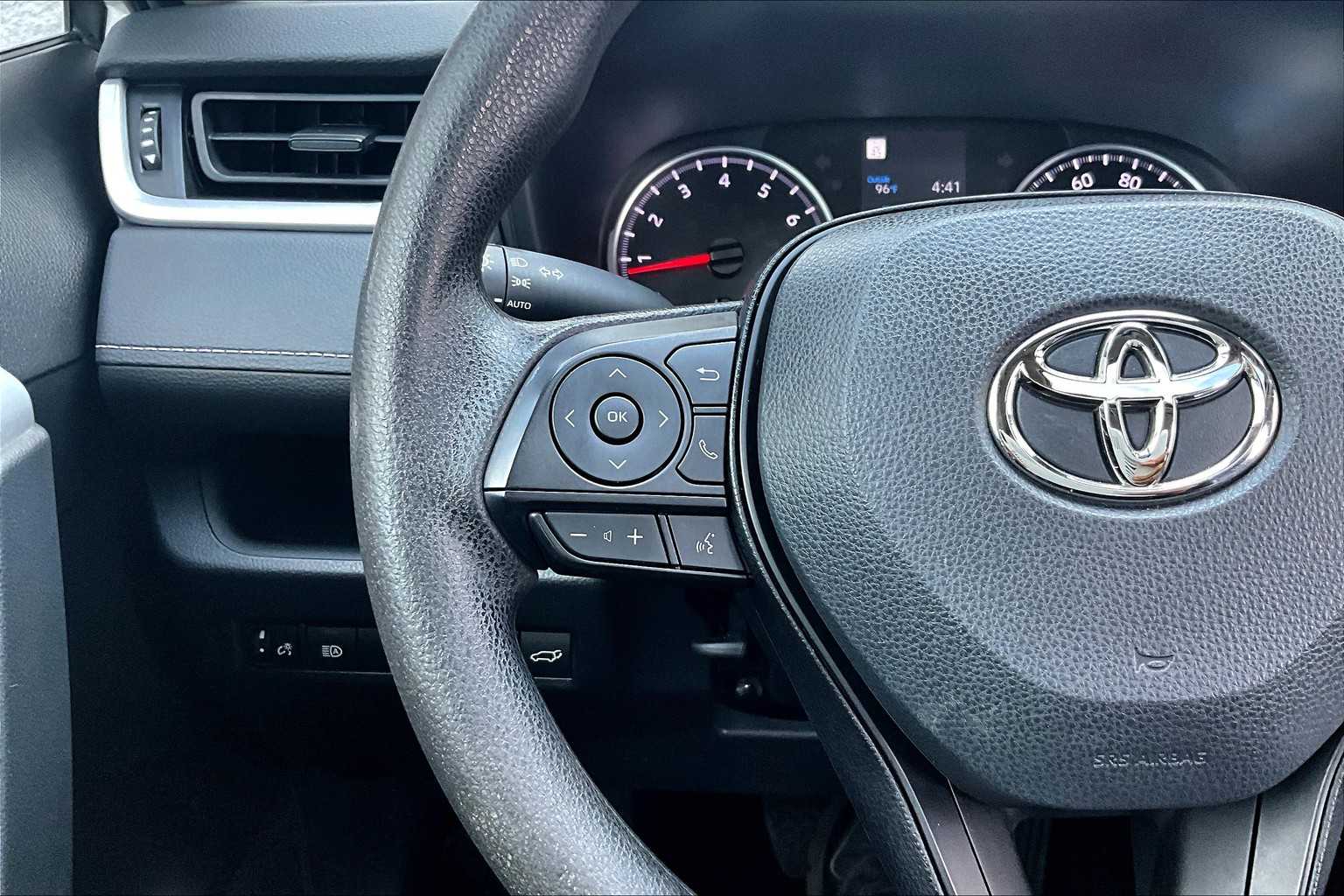 2022 Toyota RAV4 XLE photo 17