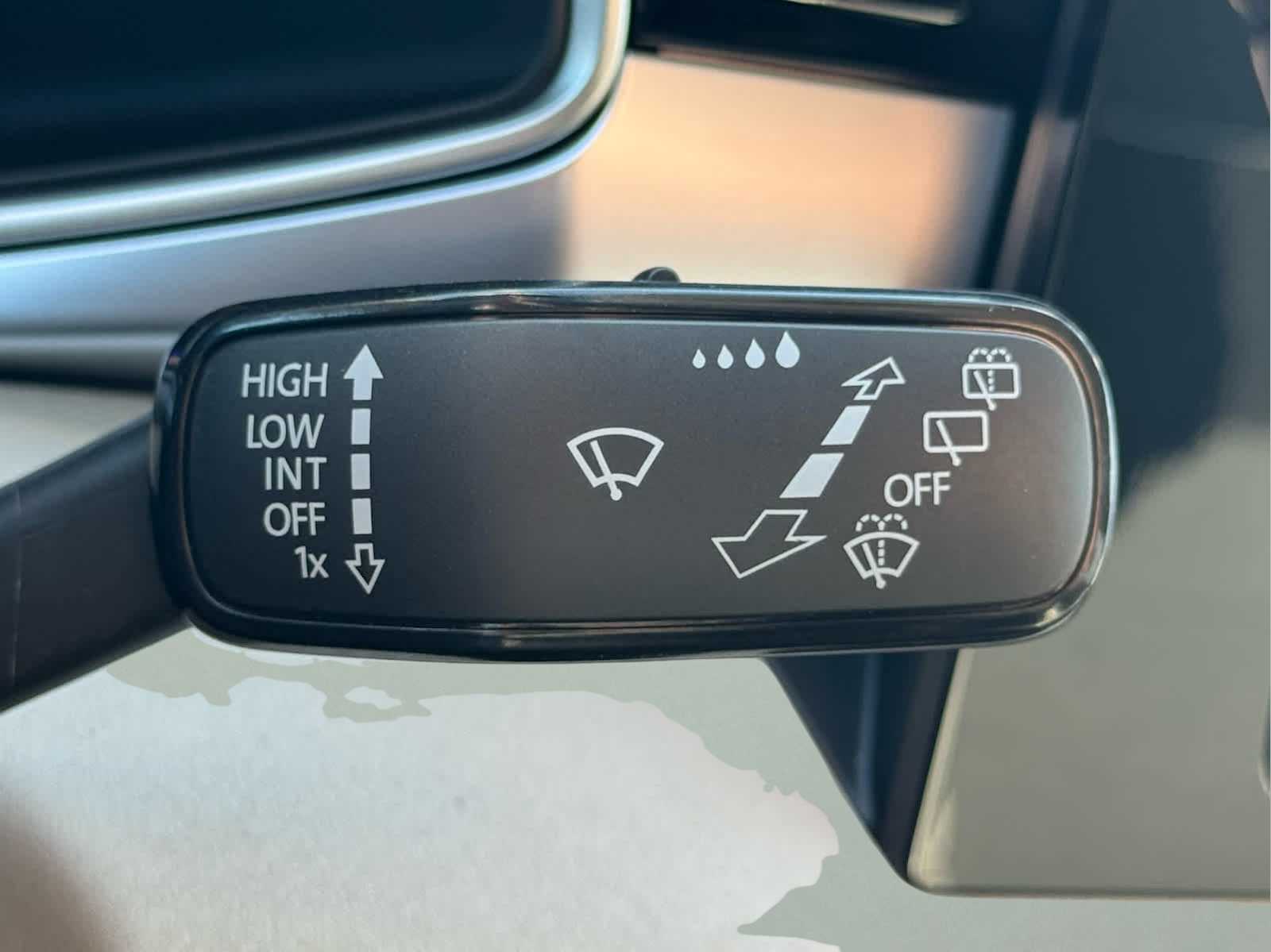 2025 Volkswagen Taos SE photo 13