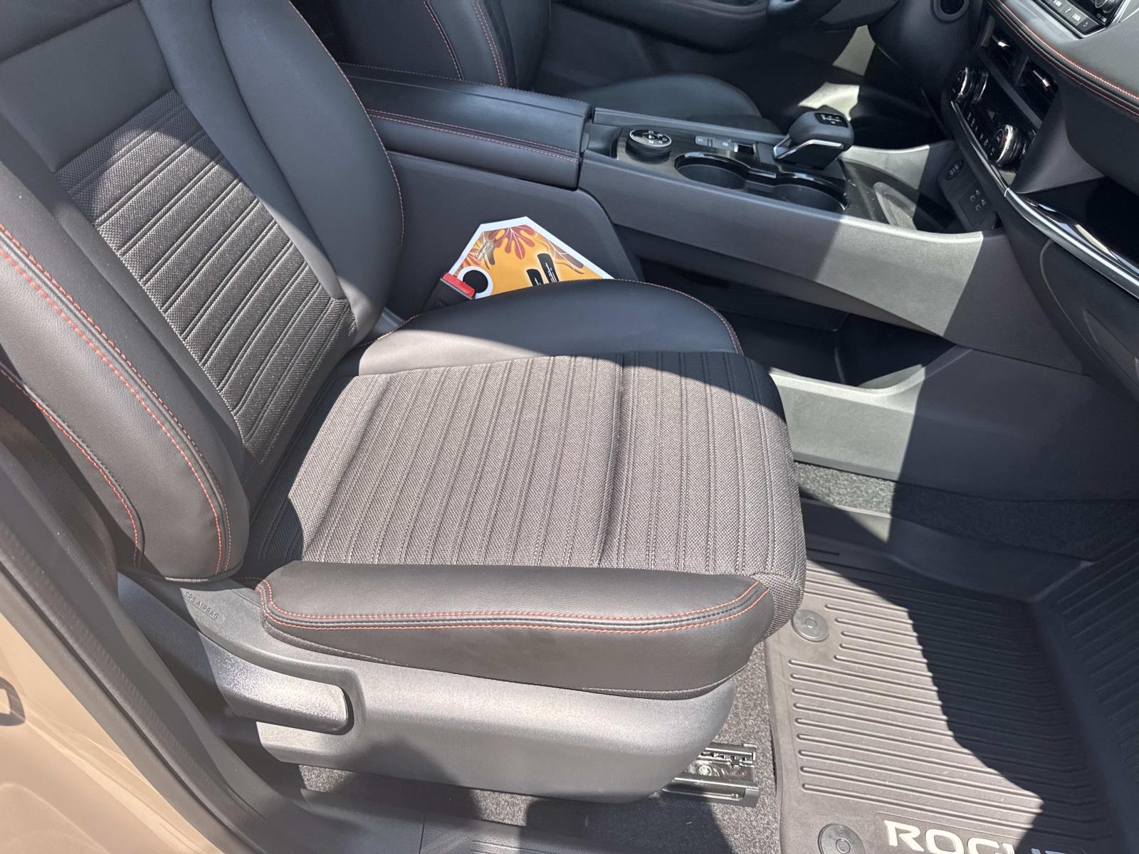 2025 Nissan Rogue SV photo 10