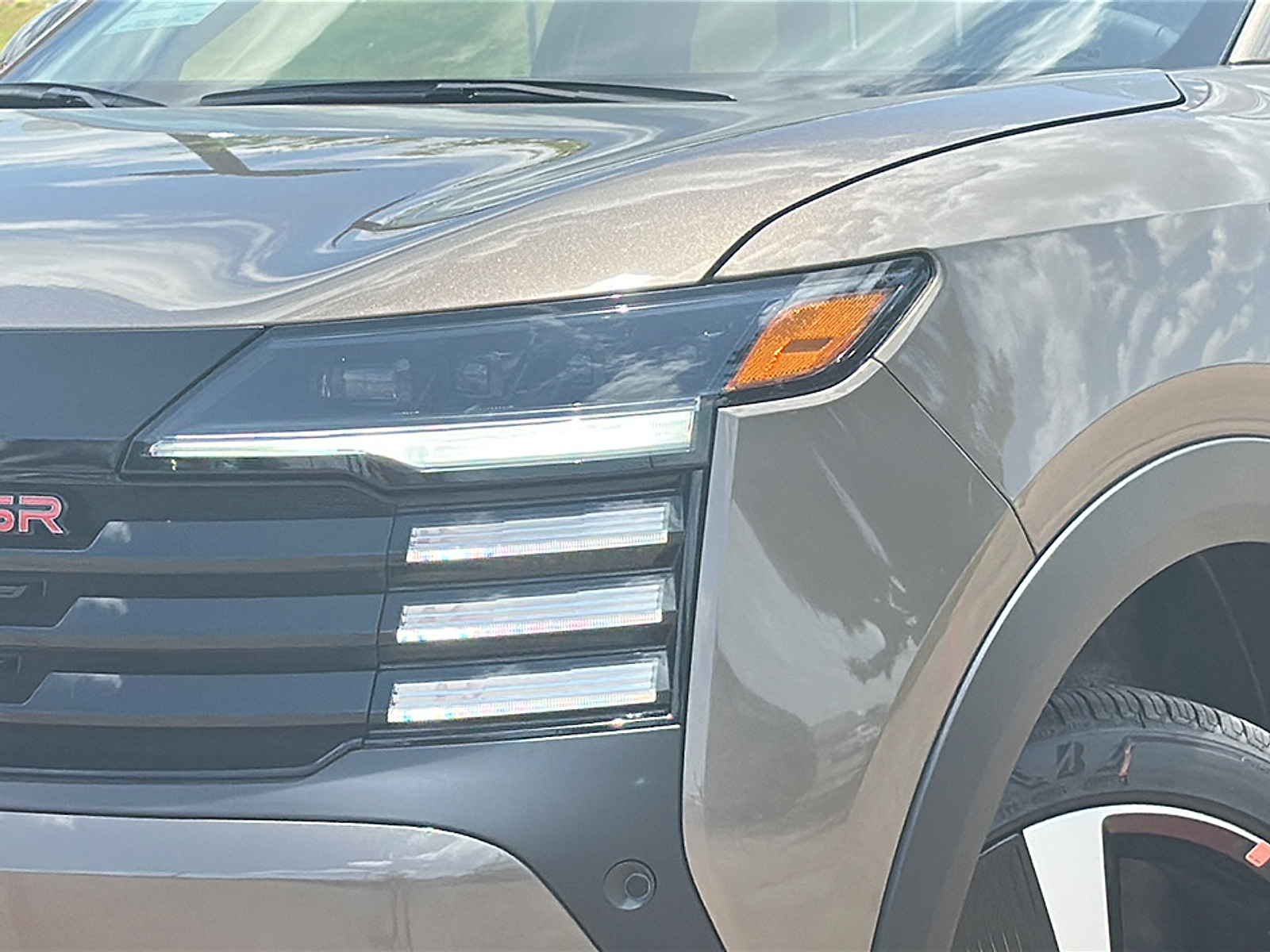 2025 Nissan Kicks SR photo 2