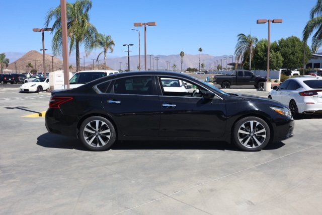 2017 Nissan Altima 2.5 SR photo 2