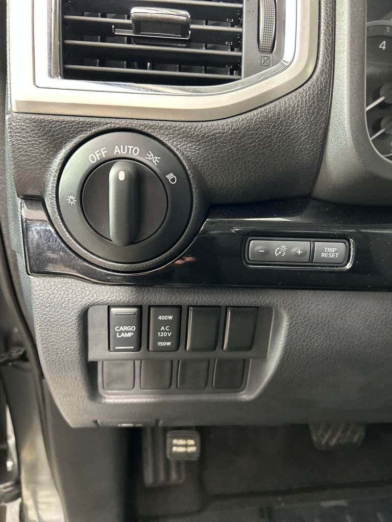 2021 Nissan Titan SV photo 13