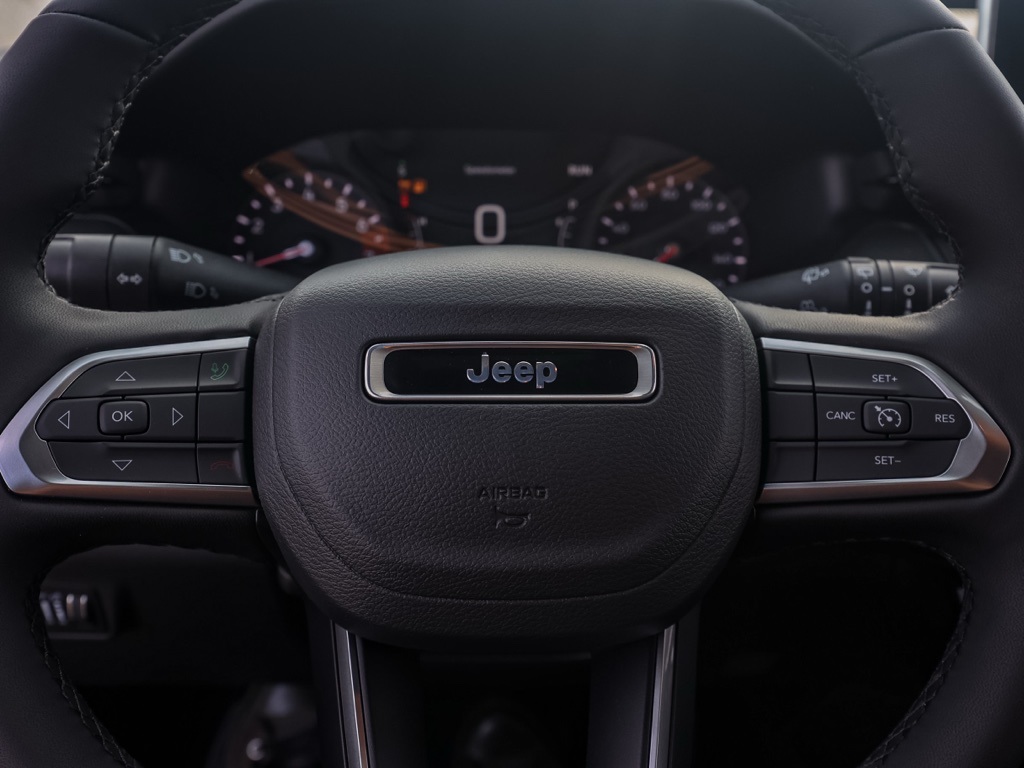 New 2026 Silver Zynith Metallic Clear-Coat Exterior Paint Jeep Latitude image 24