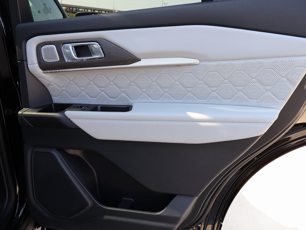 2025 Ford Explorer Platinum photo 2