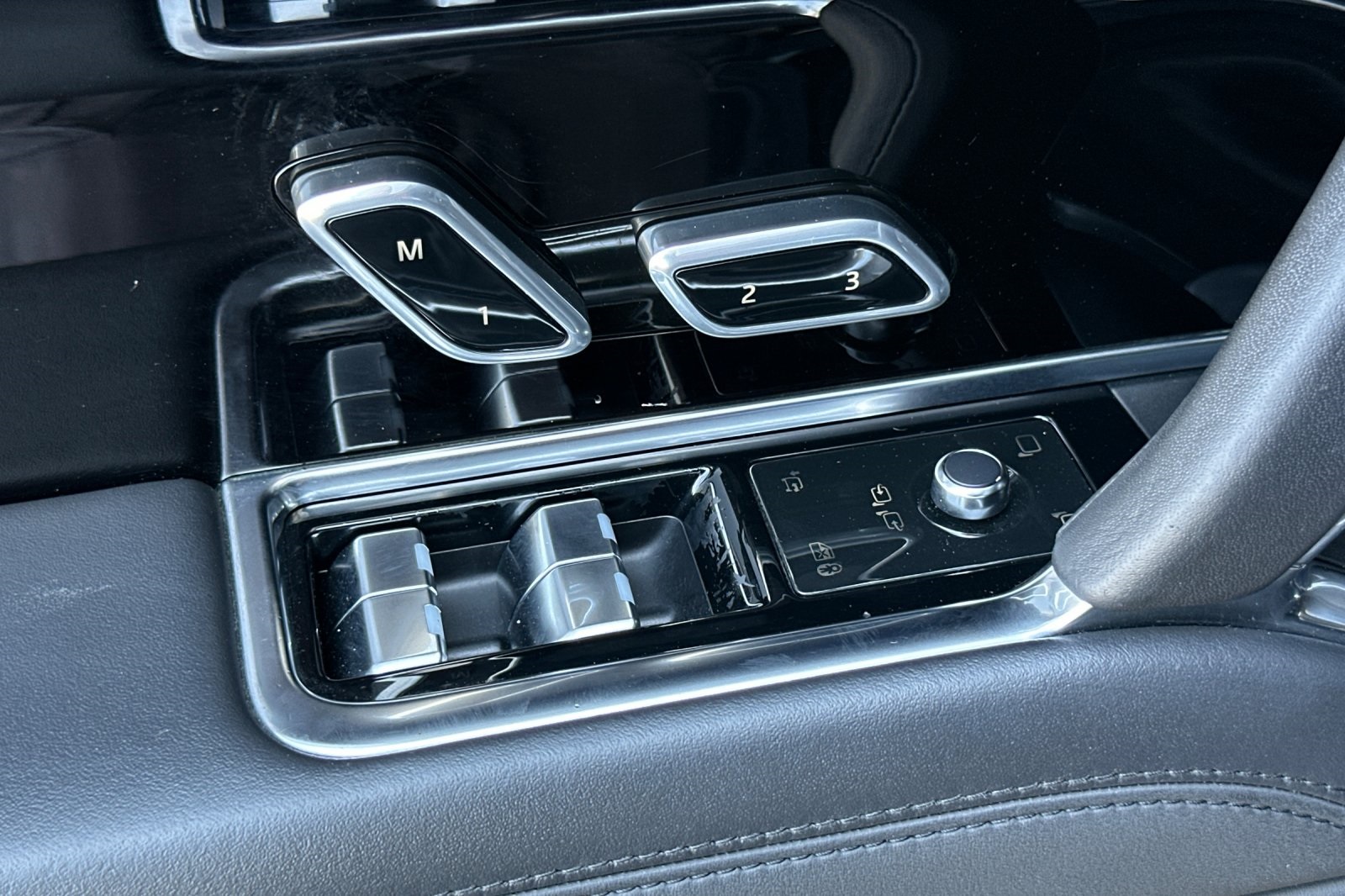 2023 Land Rover Range Rover SE photo 11