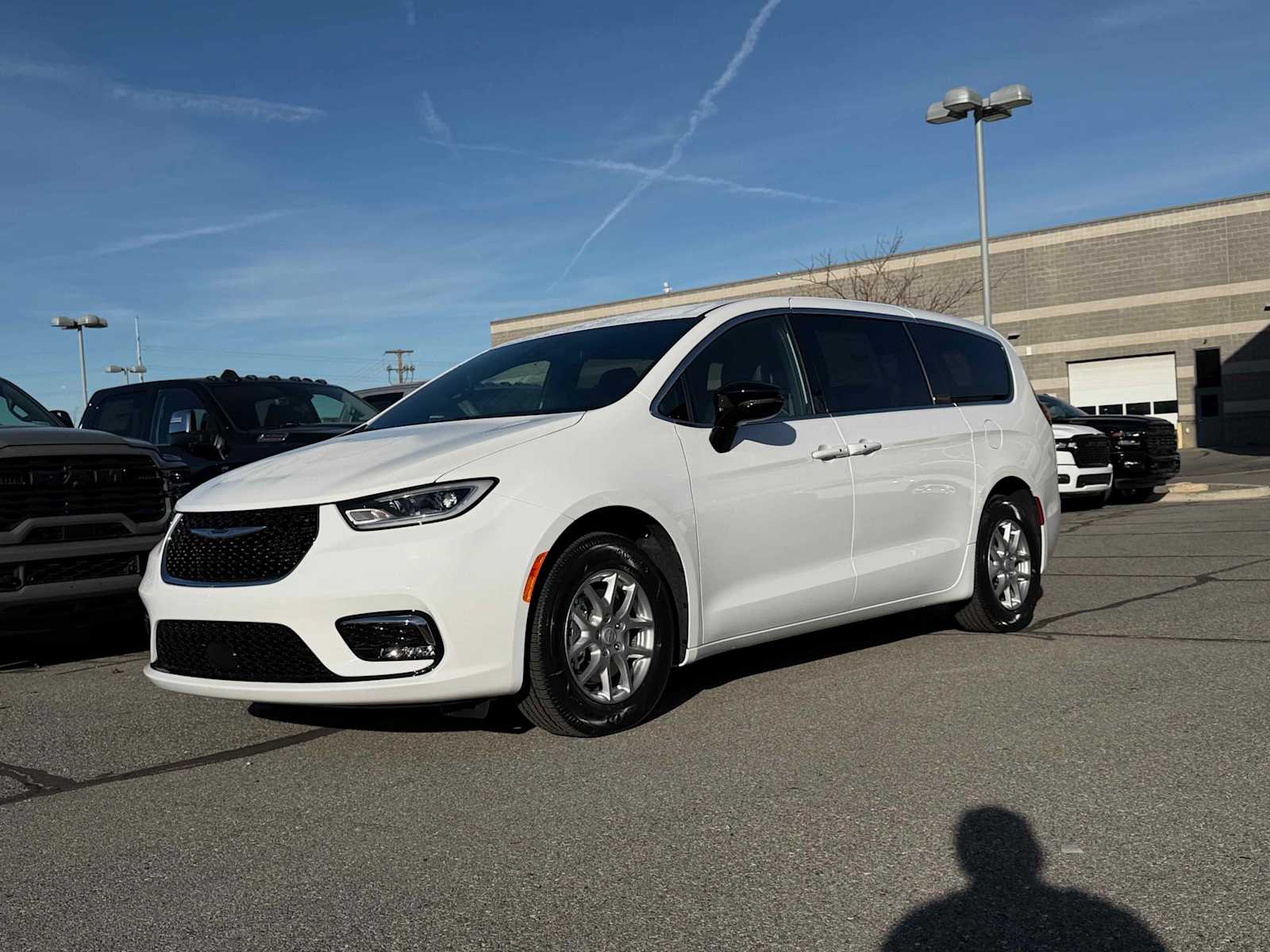 2026 Chrysler Pacifica Select's photo