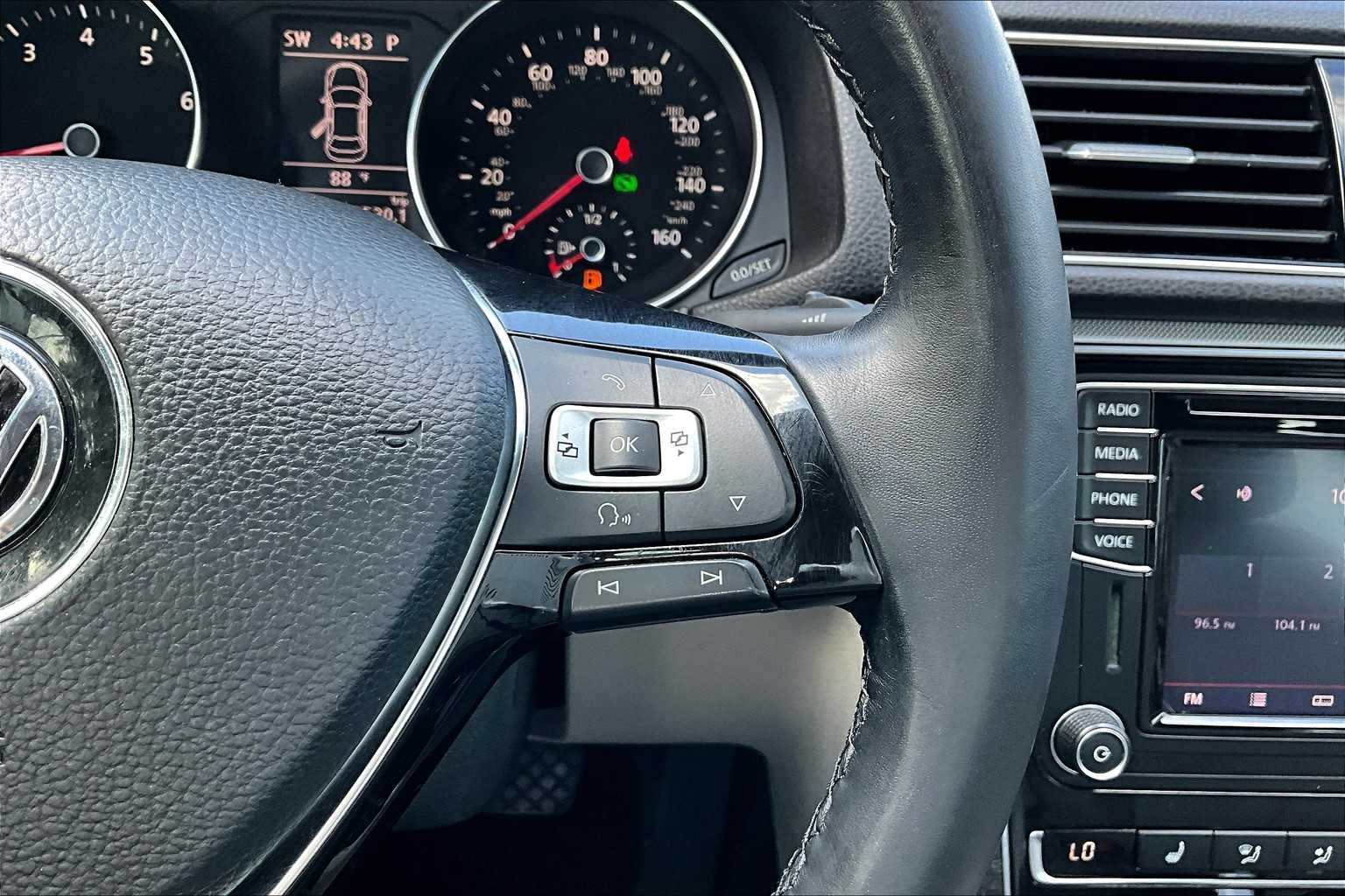 2018 Volkswagen Passat 2.0T SE photo 21