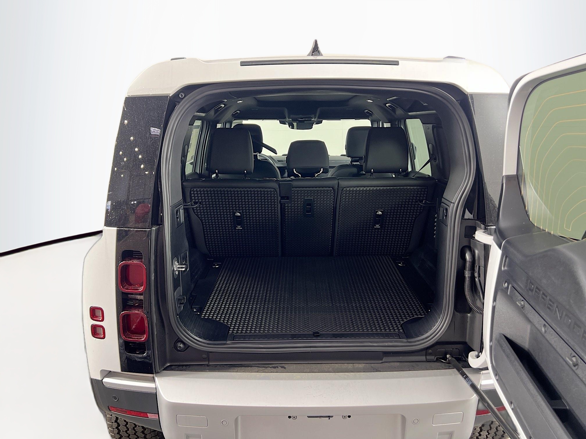 2025 Land Rover Defender 110 S photo 7