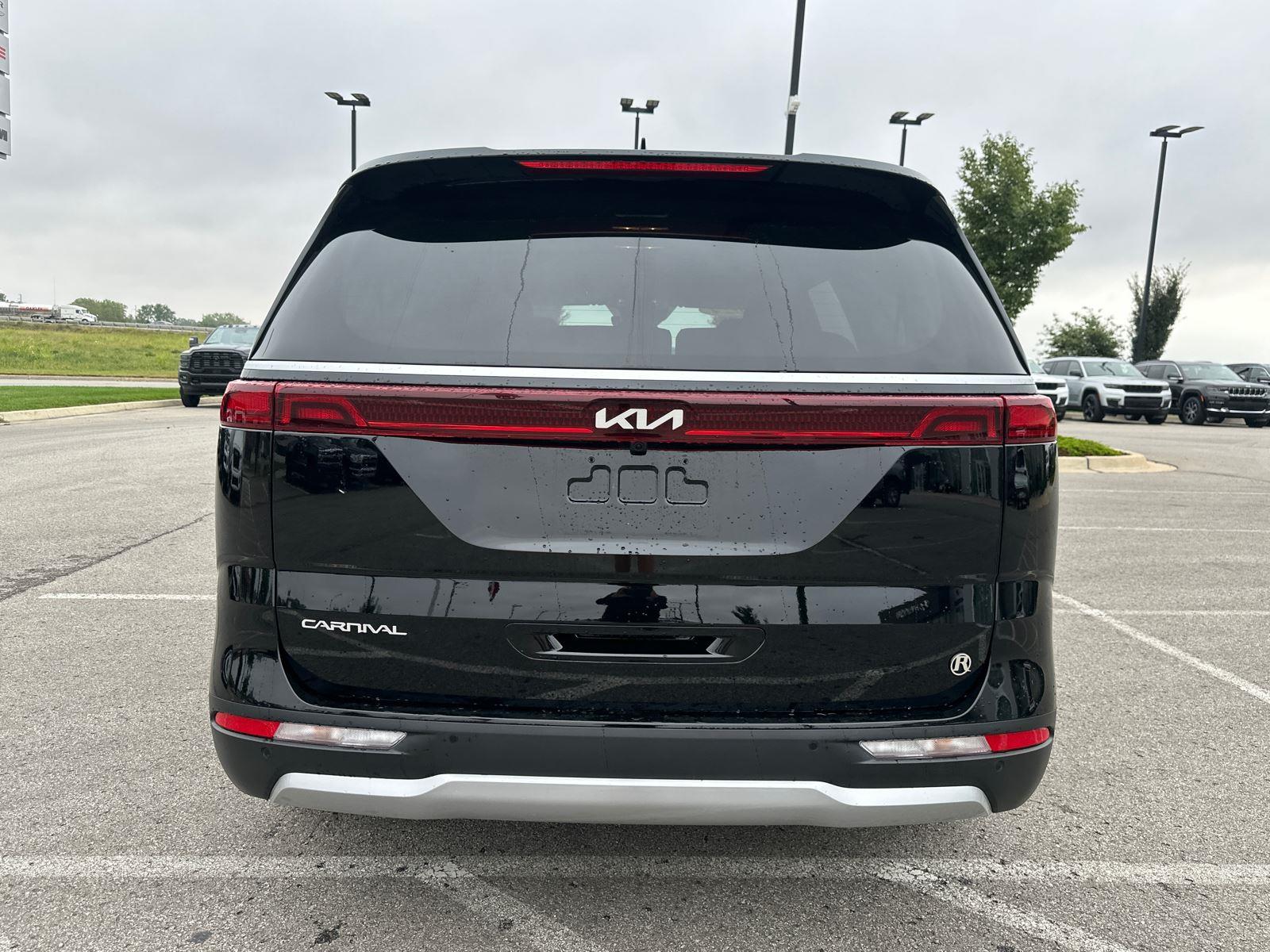 2024 Kia Carnival EX photo 2