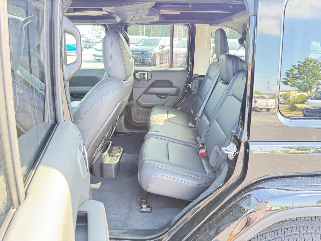 2025 Jeep Wrangler Sahara photo 4