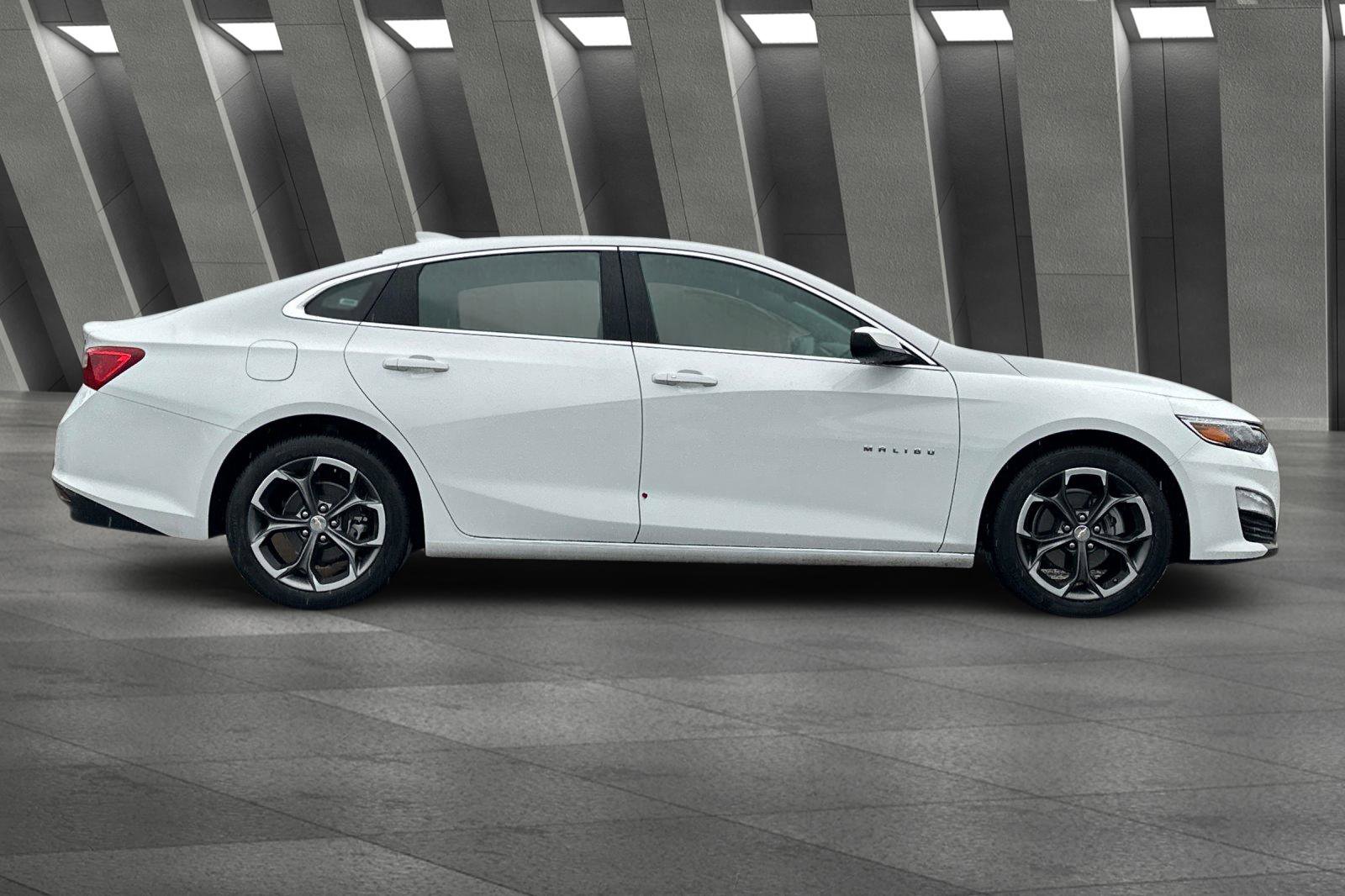 2024 Chevrolet Malibu 1LT photo 2