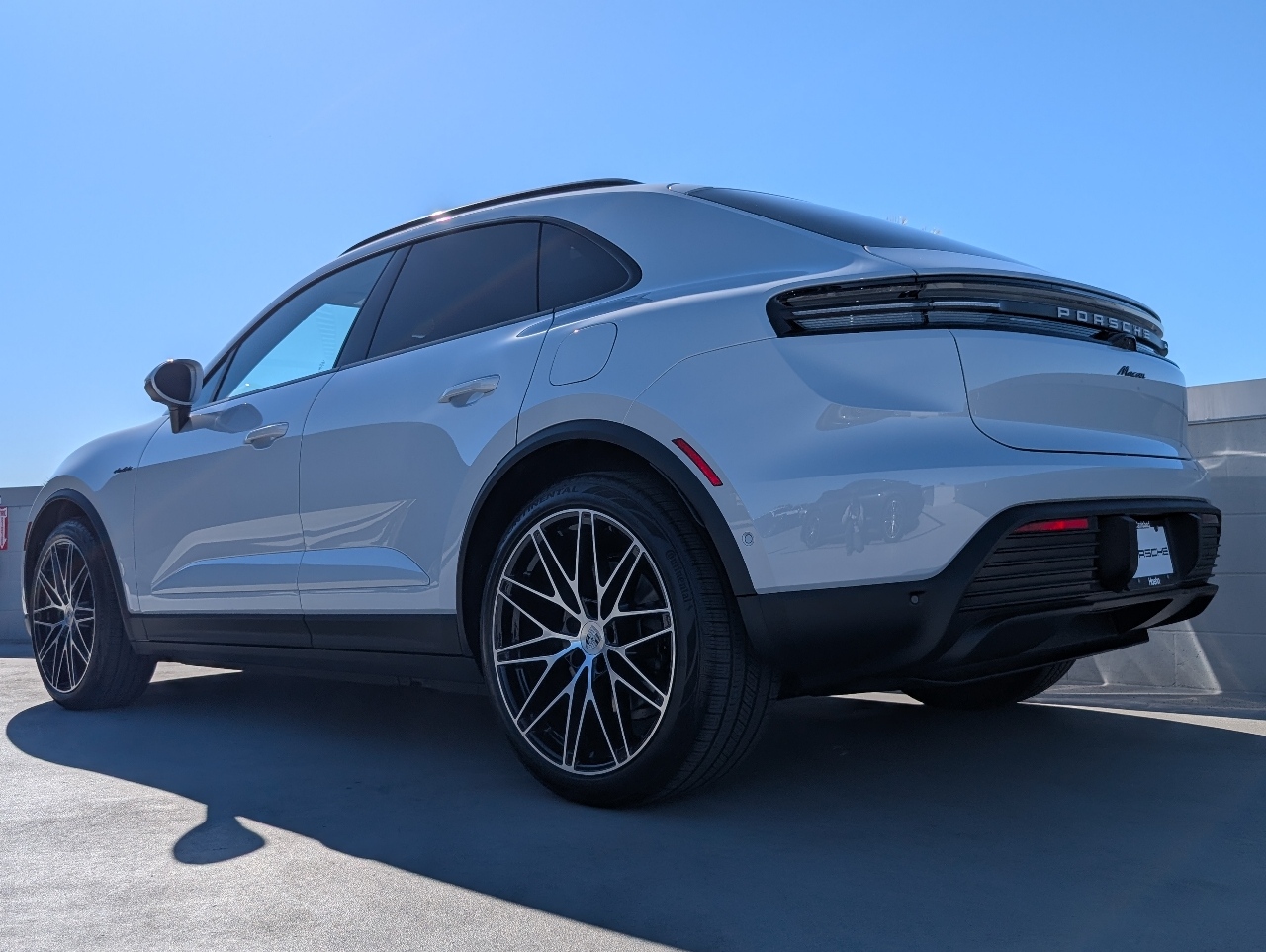 2025 Porsche Macan Electric photo 3