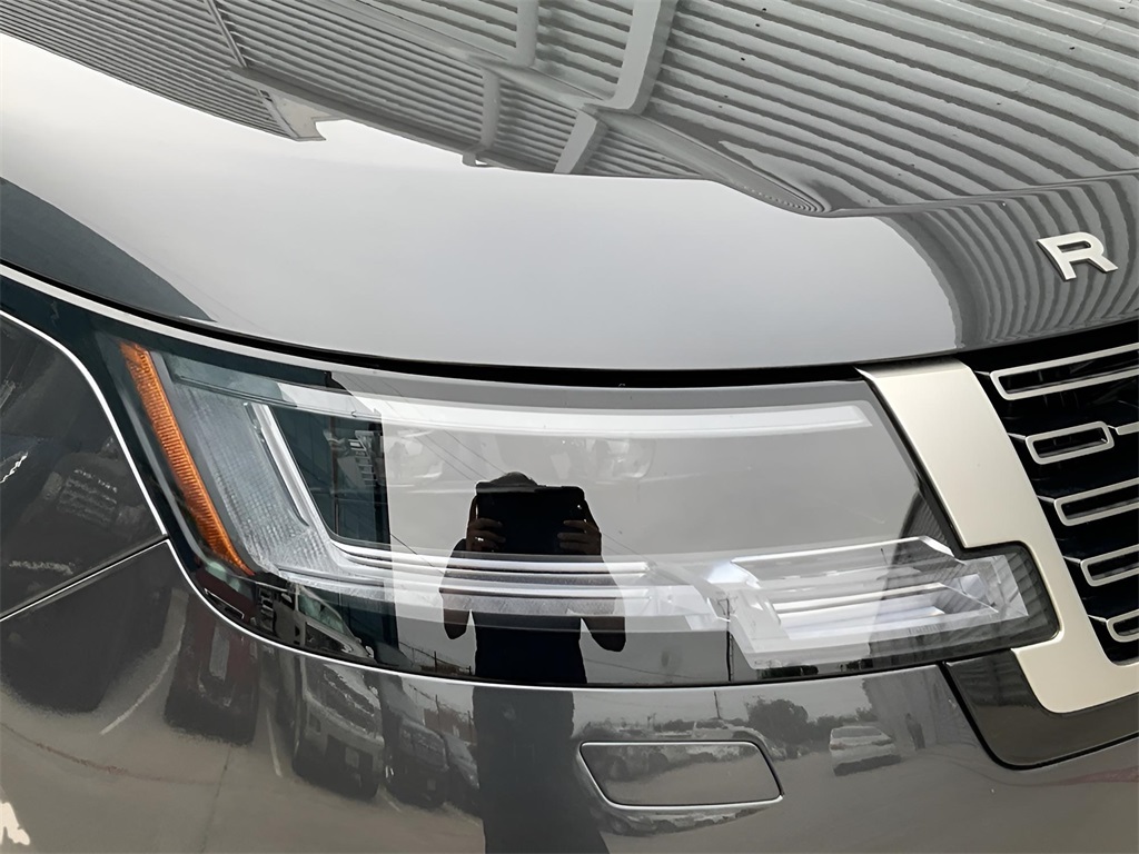 2025 Land Rover Range Rover SE photo 6
