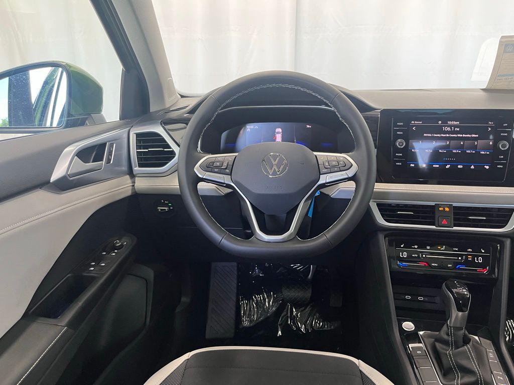 2025 Volkswagen Taos SE photo 17