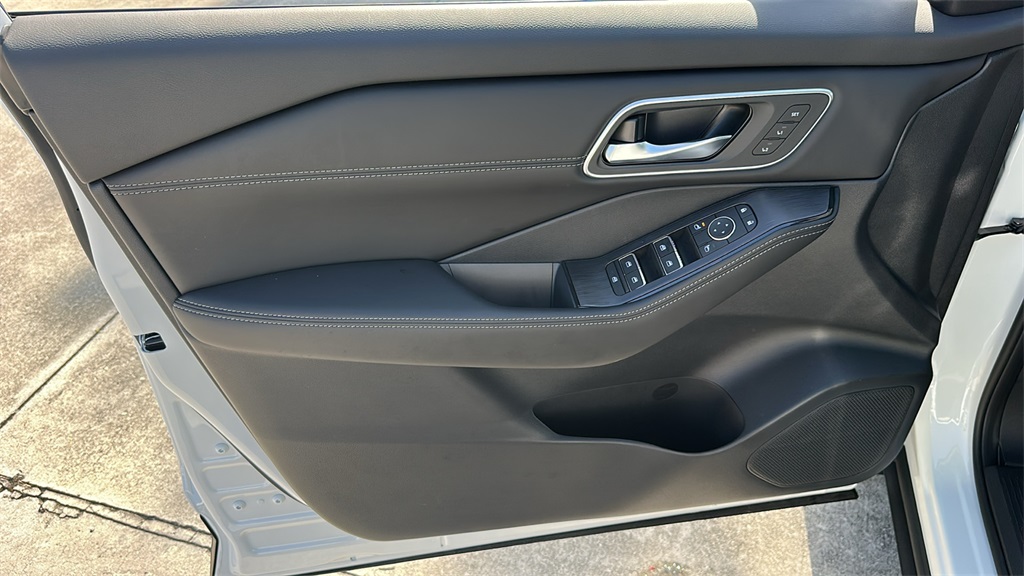 2025 Nissan Rogue Platinum photo 16